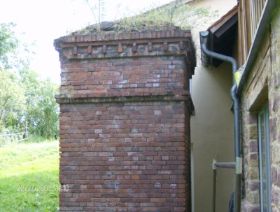 Schornstein hinter Haus 4